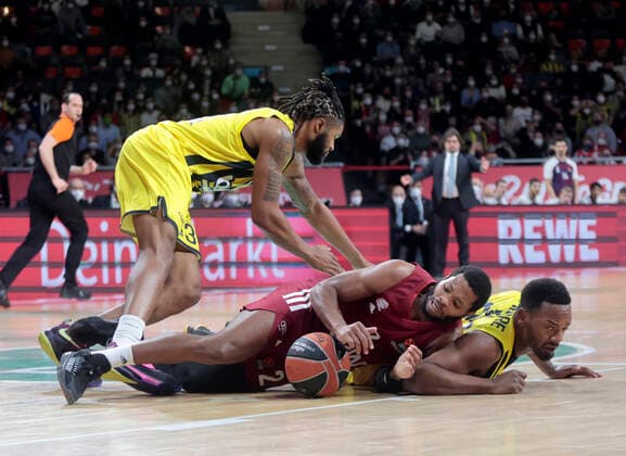 16 11 2021, Euroleague FC Bayern Basketball vs Fenerbahce Istanbul, sports, pictured Devin Booker Fenerbahce , Corey Walden FCB Basketball and Pierria Henry Fenerbahce.