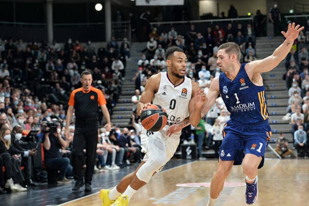 Elie Okobo (asvel) vs Fabien Causeur (real madrid) BASKETBALL : LDLC ASVEL vs Real Madrid - Euroleague - 16 11 2021 FredericChambert Panoramic 