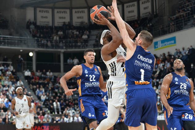 Chris James (asvel) vs Fabien Causeur (real madrid) BASKETBALL : LDLC ASVEL vs Real Madrid - Euroleague - 16 11 2021 FredericChambert Panoramic 