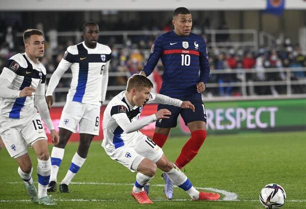 Fußball, WM Quali, Finnland - Frankreich Finland s Leo Väisänen (L, 15), Glen Kamara and Jere Uronen (18) fight for the ball with France s Kylian Mbappe during the FIFA World Cup, WM, Weltmeisterschaft, Fussball Qatar 2022 Group D qualification match Finland vs France at the Helsinki Olympic Stadium in Helsinki, Finland on Tuesday, 16th Nov., 2021 Helsinki Finland LKFTJK20211116214806GKOC Copyright: xMarkkuxUlanderx