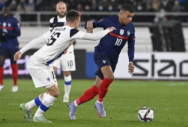 Fußball, WM Quali, Finnland - Frankreich Finland s Leo Väisänen (L, 15) and France s Kylian Mbappe during the FIFA World Cup, WM, Weltmeisterschaft, Fussball Qatar 2022 Group D qualification match Finland vs France at the Helsinki Olympic Stadium in Helsinki, Finland on Tuesday, 16th Nov., 2021 Helsinki Finland LKFTJK20211116215204FHLV  Copyright: xMarkkuxUlanderx
