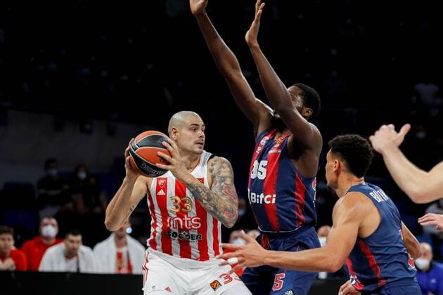 Basketball, Euroleague, Bitci Baskonia Vitoria Gasteiz - Roter Stern Belgrad Baskonia s guard Wade Baldwin (R) and center Landry Nnoko (C) in action against Crvena Zvezda s center Maik Zirbes (L) during the Euroleague game between Bitci Baskonia and Crvena Zvezda at Fernando Buesa Arena pavilion in Vitoria, Basque Country, Spain, 16 November 2021. Bitci Baskonia - Crvena Zvezda !ACHTUNG: NUR REDAKTIONELLE NUTZUNG!  Copyright: xDavidxAguilarx GRAF4167 20211116-df71e4e2c17e93bf2eb8ed317d7ac9b1bda92b3e