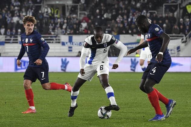 Fußball, WM Quali, Finnland - Frankreich Finland s Glen Kamara fights for the ball with France s Antoine Griezmann (L) and Dayot Upamericano during the FIFA World Cup, WM, Weltmeisterschaft, Fussball Qatar 2022 Group D qualification match Finland vs France at the Helsinki Olympic Stadium in Helsinki, Finland on Tuesday, 16th Nov., 2021. Helsinki Finland LKFTJ20211116220137DKIF  Copyright: xJussixNukarix