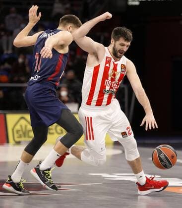 Basketball, Euroleague, Bitci Baskonia Vitoria Gasteiz - Roter Stern Belgrad Baskonia s forward Rokas Giedraitis (L) in action against Crvena Zvezda s guard Stefan Markovic (R) during the Euroleague game between Bitci Baskonia and Crvena Zvezda at Fernando Buesa Arena pavilion in Vitoria, Basque Country, Spain, 16 November 2021. Bitci Baskonia - Crvena Zvezda !ACHTUNG: NUR REDAKTIONELLE NUTZUNG!  Copyright: xDavidxAguilarx GRAF4181 20211116-f8cce919daee3df1ffc0960bac31927210b8991b