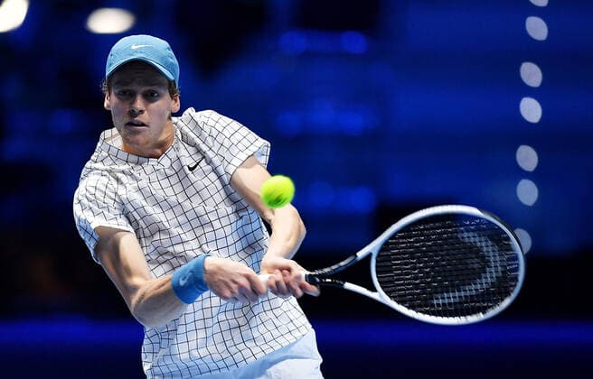 November 16, 2021, TURIN: Jannik Sinner of Italy returns the ball during the match against Hubert Hurkacz of Poland at the Nitto ATP, Tennis Herren Finals in Turin, Italy, 16 November 2021..ANSA ALESSANDRO DI MARCO TURIN - ZUMAa110 20211116_zaf_a110_065 Copyright: xAlessandroxDixMarcox