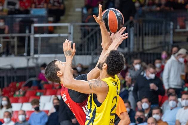 Vladimir Lucic 11 FC Bayern , Dyshawn Pierre 21 Fenerbahce , FC Bayern Basketball vs Fenerbahce Istanbul, Euroleague, 16 11 2021 Muenchen Bayern Germany Copyright: xkolbert-press UlrichxGamelx