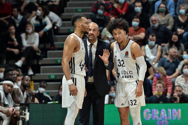 Basketball, Euroleague, ASVEL Lyon-Villeurbanne - Real Madrid TJ Parker avec Elie Okobo et Matthew Strazel (asvel) BASKETBALL : LDLC ASVEL vs Real Madrid - Euroleague - 16 11 2021 FredericChambert Panoramic 