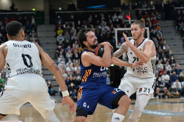 Basketball, Euroleague, ASVEL Lyon-Villeurbanne - Real Madrid Dylan Osetkowski (asvel) vs Sergio LLull (real madrid) BASKETBALL : LDLC ASVEL vs Real Madrid - Euroleague - 16 11 2021 FredericChambert Panoramic 