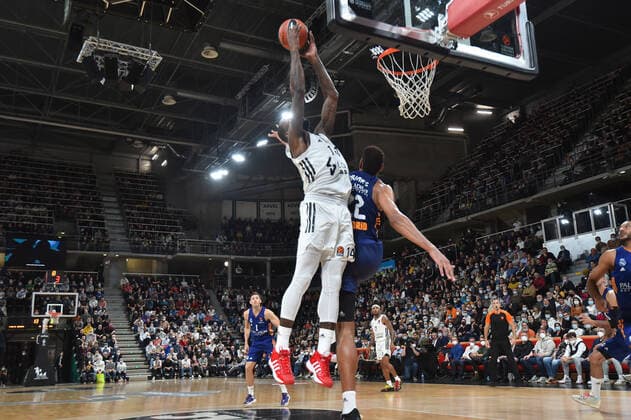 Basketball, Euroleague, ASVEL Lyon-Villeurbanne - Real Madrid James Gist (asvel) vs Walter Tavares (real madrid) BASKETBALL : LDLC ASVEL vs Real Madrid - Euroleague - 16 11 2021 FredericChambert Panoramic 