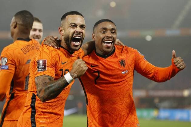 Sport Themen der Woche KW46 Sport Bilder des Tages ROTTERDAM - (lr) Memphis Depay of Holland, Steven Bergwijn of Holland celebrate 2-0 during the World Cup qualifier match between the Netherlands and Norway at Stadion de Kuip on November 16, 2021 in Rotterdam, Netherlands. ANP MAURICE VAN STEEN FIFA World Cup, WM, Weltmeisterschaft, Fussball Qualifier 2021 2022 xVIxANPxSportx xxANPxIVx *** ROTTERDAM lr Memphis Depay of Holland, Steven Bergwijn of Holland celebrate 2 0 during the World Cup qualifier match between the Netherlands and Norway at Stadion de Kuip on November 16, 2021 in Rotterdam, Netherlands ANP MAURICE VAN STEEN FIFA World Cup Qualifier 2021 2022 xVIxANPxSportx xxANPxIVx 440771709