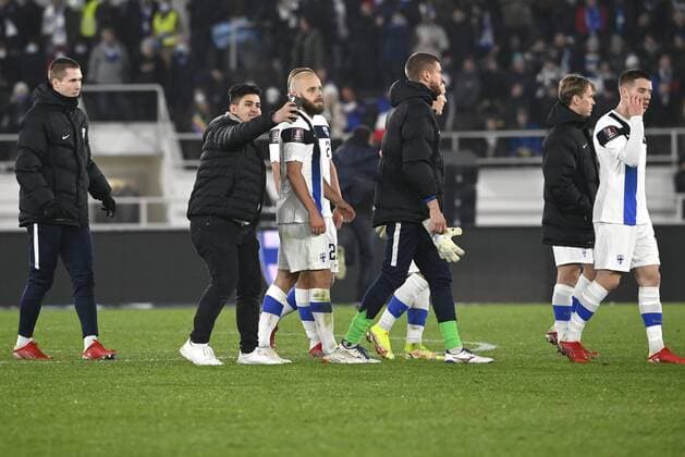Pitch invader harasses Finland s Teemu Pukki after the FIFA World Cup, WM, Weltmeisterschaft, Fussball Qatar 2022 Group D qualification match Finland vs France at the Helsinki Olympic Stadium in Helsinki, Finland on Tuesday, 16th Nov., 2021. Helsinki Finland LKFTJ20211116233936QXUK  Copyright: xMarkkuxUlanderx