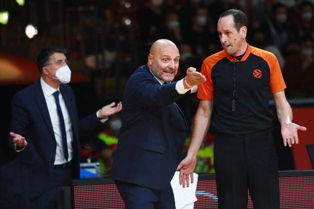 Coach Alexander Djordjevic Fenerbahce Istanbul and referee Basketball, EuroLeague, FC Bayern Munich vs Fenerbahce Istanbul at Audi Dome on 16 11 2021 PHOTO Mladen Lackovic LakoPress
