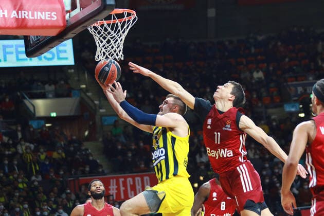 11 Vladimir Lucic FCBB red, vs 23 Marko Guduric Fenerbahce Istanbul basketball, EuroLeague, FC Bayern Munich vs Fenerbahce Istanbul at Audi Dome on 16 11 2021 PHOTO Mladen Lackovic LakoPress