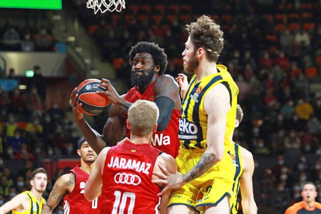 8 Tegba Othello Hunter and 10 Ognjen Jaramaz FCBB red, vs 2 SehmusHazer Fenerbahce Istanbul Basketball, EuroLeague, FC Bayern Munich vs Fenerbahce Istanbul at Audi Dome on 16 11 2021 PHOTO Mladen Lackovic LakoPress.