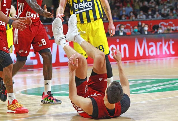 11 Vladimir Lucic FCBB red on the ground Basketball, EuroLeague, FC Bayern Munich vs Fenerbahce Istanbul at Audi Dome on 16 11 2021 PHOTO Mladen Lackovic LakoPress
