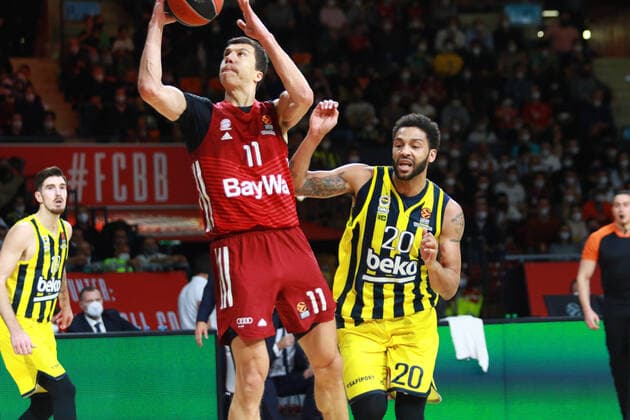 11 Vladimir Lucic FCBB red, vs 20 Pierria Henry Fenerbahce Istanbul basketball, EuroLeague, FC Bayern Munich vs Fenerbahce Istanbul at Audi Dome on 16 11 2021 PHOTO Mladen Lackovic LakoPress