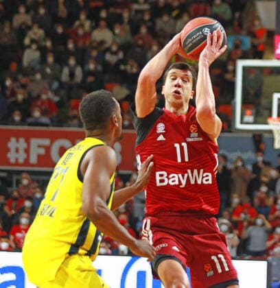 11 Vladimir Lucic FCBB red, vs 21 Dyshawn Pierre Fenerbahce Istanbul basketball, EuroLeague, FC Bayern Munich vs Fenerbahce Istanbul at Audi Dome on 16 11 2021 PHOTO Mladen Lackovic LakoPress
