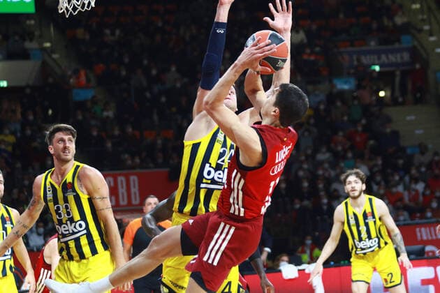 11 Vladimir Lucic FCBB red, vs 24 Jan Vesely Fenerbahce Istanbul basketball, EuroLeague, FC Bayern Munich vs Fenerbahce Istanbul at Audi Dome on 16 11 2021 PHOTO Mladen Lackovic LakoPress