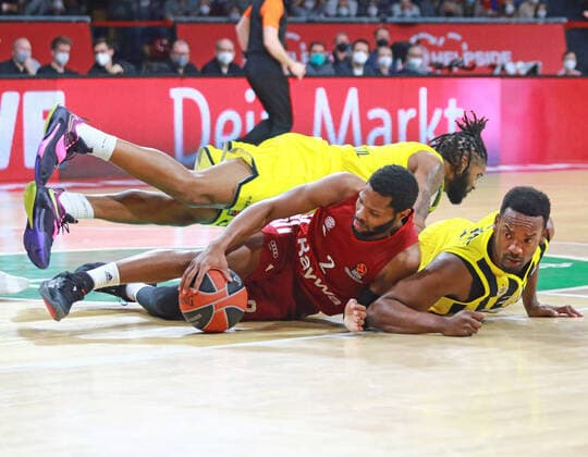 2 Corey Walden FCBB red, vs 21 Dyshawn Pierre, 31 Devin Booker Fenerbahce Istanbul basketball, EuroLeague, FC Bayern Munich vs Fenerbahce Istanbul at Audi Dome on 16 11 2021 PHOTO Mladen Lackovic LakoPress