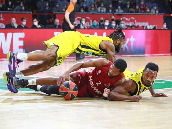 2 Corey Walden FCBB red, vs 21 Dyshawn Pierre, 31 Devin Booker Fenerbahce Istanbul basketball, EuroLeague, FC Bayern Munich vs Fenerbahce Istanbul at Audi Dome on 16 11 2021 PHOTO Mladen Lackovic LakoPress