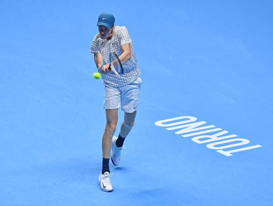 November 16, 2021, TURIN: Jannik Sinner of Italy returns the ball during the match against Hubert Hurkacz of Poland at the Nitto ATP, Tennis Herren Finals in Turin, Italy, 16 November 2021..ANSA ALESSANDRO DI MARCO Tennis: Nitto ATP Finals in Turin  - ZUMAa110 20211116_zaf_a110_076 Copyright: xAlessandroxDixMarcox