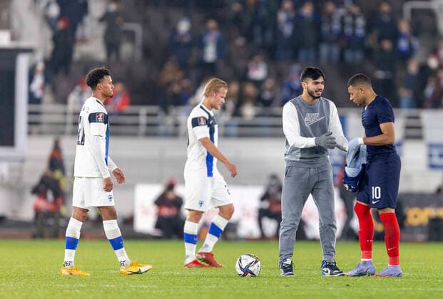 NO SALES IN FINLAND FIFA World Cup, WM, Weltmeisterschaft, Fussball Qualification 16.11.2021. French fan gets Kylian Mbappe s shirt after the game. FOOTBALL : Finlande vs France - Qualification coupe du monde 2023 - 16 11 2021 JussiEskola Panoramic 