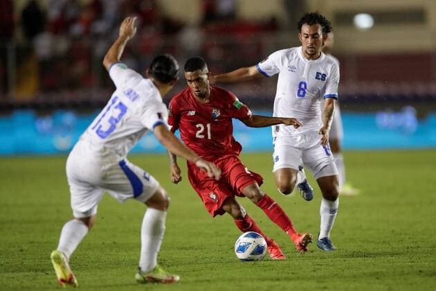 César Yanis (c) of Panama disputes the ball with Alexander Larín of El Salvador, in a match of the Concacaf qualifying rounds for the Qatar 2022 World Cup between Panama and El Salvador, at the Rommel Fernandez Gutierrez stadium, in Panama City, Panama, 16 November 2021. EFE Bienvenido Velasco Panama vs El Salvador !ACHTUNG: NUR REDAKTIONELLE NUTZUNG!  Copyright: xBienvenidoxVelascox AMDEP3473 20211117-886b97b26bda8f72c4d0e18ad23b84a13fbe0545