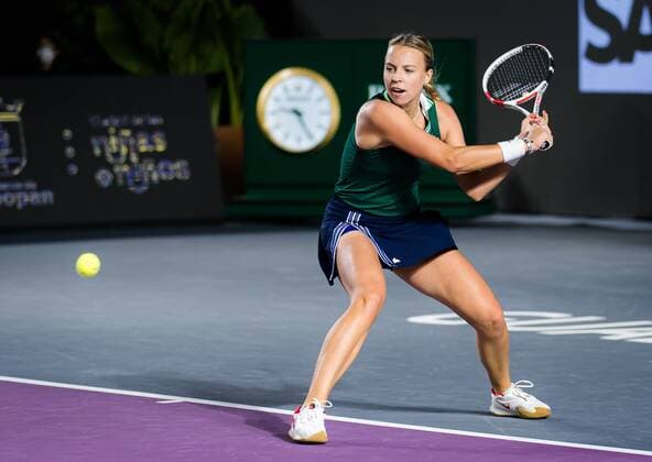 Mandatory Credit: Photo by Rob Prange Shutterstock (12596815cw) Anett Kontaveit of Estonia in action during the semi-final at the 2021 Akron WTA, Tennis Damen Finals Guadalajara WTA tennis tournament Akron WTA Finals, Day 7, Tennis, Panamerican Tennis Center Guadalajara, Mexico - 16 Nov 2021 Akron WTA Finals, Day 7, Tennis, Panamerican Tennis Center Guadalajara, Mexico - 16 Nov 2021  Copyright: xRobxPrange Shutterstockx 12596815cw