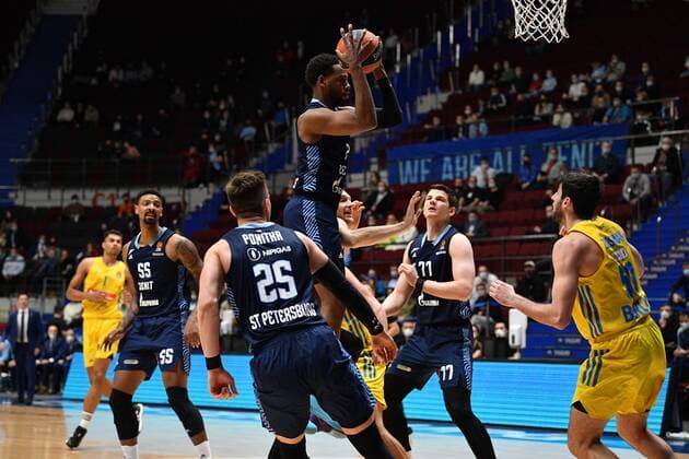 Basketball, EuroLeague, Zenit St. Petersburg - ALBA Berlin Russia Basketball Euroleague Zenit - Alba 6697841 17.11.2021 From left, Zenit?s Jordan Mickey, Mateusz Ponitka, Jordan Loyd, Arturas Gudaitis and Alba s Yovel Zoosman struggle for a ball during the Euroleague basketball match between Zenit St. Petersburg and Alba Berlin, in St. Petersburg, Russia. Alexander Galperin Sputnik St. Petersburg Russia  Copyright: xAlexanderxGalperinx