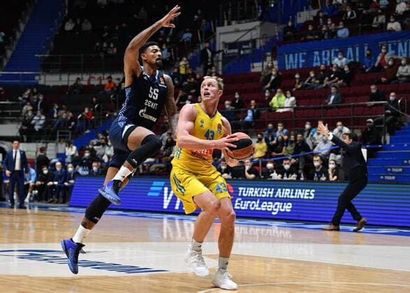 Basketball, EuroLeague, Zenit St. Petersburg - ALBA Berlin Russia Basketball Euroleague Zenit - Alba 6697844 17.11.2021 Zenit?s Jordan Mickey, left, and Alba s Luke Sikma struggle for a ball during the Euroleague basketball match between Zenit St. Petersburg and Alba Berlin, in St. Petersburg, Russia. Alexander Galperin Sputnik St. Petersburg Russia  Copyright: xAlexanderxGalperinx