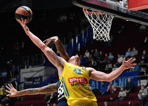 Basketball, EuroLeague, Zenit St. Petersburg - ALBA Berlin Russia Basketball Euroleague Zenit - Alba 6697845 17.11.2021 Alba s Luke Sikma tries tp score against Zenit?s Jordan Mickey, left, during the Euroleague basketball match between Zenit St. Petersburg and Alba Berlin, in St. Petersburg, Russia. Alexander Galperin Sputnik St. Petersburg Russia  Copyright: xAlexanderxGalperinx