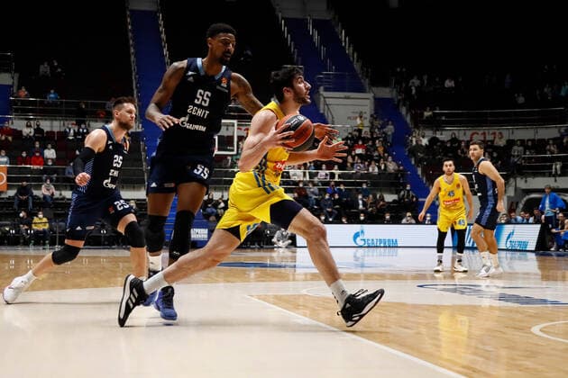 Basketball, EuroLeague, Zenit St. Petersburg - ALBA Berlin Zenit St Petersburg V ALBA Berlin - Turkish Airlines EuroLeague Yovel Zoosman (C) of ALBA Berlin in action against Jordan Mickey 55 of Zenit during the EuroLeague Basketball match between Zenit St. Petersburg and ALBA Berlin on November 17, 2021 at Sibur Arena in Saint Petersburg, Russia. Saint Petersburg Russia  Copyright: xMikexKireevx kireev-notitle211117_npvZh