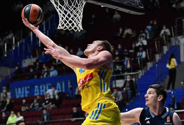 Basketball, EuroLeague, Zenit St. Petersburg - ALBA Berlin Russia Basketball Euroleague Zenit - Alba 6697848 17.11.2021 Alba s Luke Sikma, left, tries to score against Zenit?s Arturas Gudaitis during the Euroleague basketball match between Zenit St. Petersburg and Alba Berlin, in St. Petersburg, Russia. Alexander Galperin Sputnik St. Petersburg Russia  Copyright: xAlexanderxGalperinx