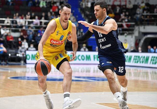 Basketball, EuroLeague, Zenit St. Petersburg - ALBA Berlin Russia Basketball Euroleague Zenit - Alba 6697858 17.11.2021 Zenit?s Billy Baron, right, and Alba s Markcus Eriksson struggle for a ball during the Euroleague basketball match between Zenit St. Petersburg and Alba Berlin, in St. Petersburg, Russia. Alexander Galperin Sputnik St. Petersburg Russia  Copyright: xAlexanderxGalperinx