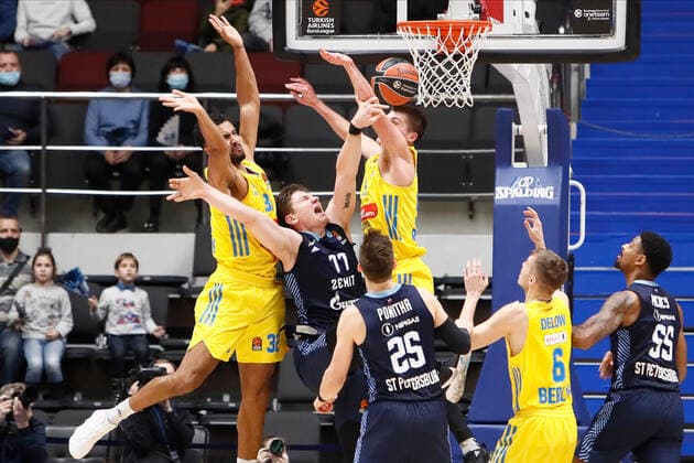 Basketball, EuroLeague, Zenit St. Petersburg - ALBA Berlin Zenit St Petersburg V ALBA Berlin - Turkish Airlines EuroLeague Arturas Gudaitis 77 of Zenit in action against Johannes Thiemann 32 and Ben Lammers 55 of ALBA Berlin during the EuroLeague Basketball match between Zenit St. Petersburg and ALBA Berlin on November 17, 2021 at Sibur Arena in Saint Petersburg, Russia. Saint Petersburg Russia  Copyright: xMikexKireevx kireev-notitle211117_npVwT