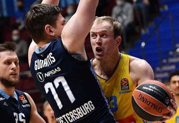 Basketball, EuroLeague, Zenit St. Petersburg - ALBA Berlin Russia Basketball Euroleague Zenit - Alba 6697872 17.11.2021 From left, Zenit s Mateusz Ponitka, Zenit?s Arturas Gudaitis and Alba s Luke Sikma struggle for a ball during the Euroleague basketball match between Zenit St. Petersburg and Alba Berlin, in St. Petersburg, Russia. Alexander Galperin Sputnik St. Petersburg Russia  Copyright: xAlexanderxGalperinx