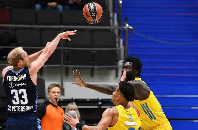 Basketball, EuroLeague, Zenit St. Petersburg - ALBA Berlin Russia Basketball Euroleague Zenit - Alba 6697878 17.11.2021 Zenit s Zenit?s Conner Frankamp, right, and Alba s Maodo Lo struggle for a ball during the Euroleague basketball match between Zenit St. Petersburg and Alba Berlin, in St. Petersburg, Russia. Alexander Galperin Sputnik St. Petersburg Russia  Copyright: xAlexanderxGalperinx