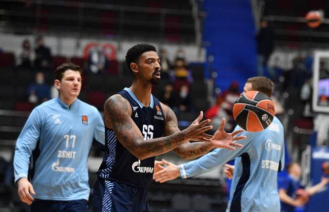 Basketball, EuroLeague, Zenit St. Petersburg - ALBA Berlin Russia Basketball Euroleague Zenit - Alba 6697890 17.11.2021 Zenit?s Jordan Mickey, in center, is seen during the break of the Euroleague basketball match between Zenit St. Petersburg and Alba Berlin, in St. Petersburg, Russia. Alexander Galperin Sputnik St. Petersburg Russia  Copyright: xAlexanderxGalperinx