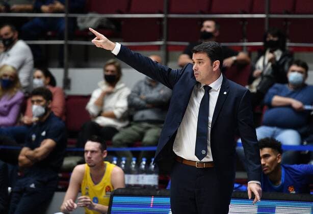 Basketball, EuroLeague, Zenit St. Petersburg - ALBA Berlin Russia Basketball Euroleague Zenit - Alba 6697901 17.11.2021 Alba s head coach Israel Gonzalez reacts during the Euroleague basketball match between Zenit St. Petersburg and Alba Berlin, in St. Petersburg, Russia. Alexander Galperin Sputnik St. Petersburg Russia  Copyright: xAlexanderxGalperinx