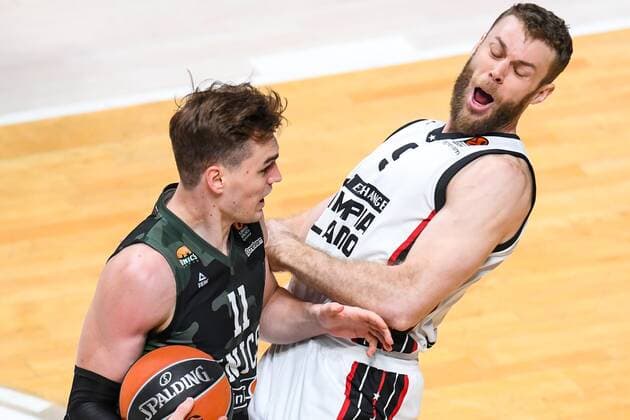 Basketball, Euroleague, UNICS Kazan - AX Armani Exchange Olimpia Mailand Russia Basketball Euroleague UNICS - Olimpia 6697909 17.11.2021 UNICS? Mario Hezonja and Olimpia?s Nicolo Melli struggle for the ball during the Euroleague basketball match between UNICS Kazan and Olimpia Milan, in Kazan, Russia s Republic of Tatarstan. Maksim Bogodvid Sputnik Kazan Republic of Tatarstan Russia  Copyright: xMaksimxBogodvidx