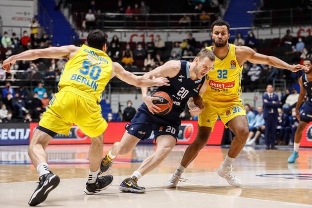 Basketball, EuroLeague, Zenit St. Petersburg - ALBA Berlin Zenit St Petersburg V ALBA Berlin - Turkish Airlines EuroLeague Andrey Zubkov (C) of Zenit in action against Yovel Zoosman (L) and Johannes Thiemann of ALBA Berlin during the EuroLeague Basketball match between Zenit St. Petersburg and ALBA Berlin on November 17, 2021 at Sibur Arena in Saint Petersburg, Russia. Saint Petersburg Russia  Copyright: xMikexKireevx kireev-notitle211117_npiVr