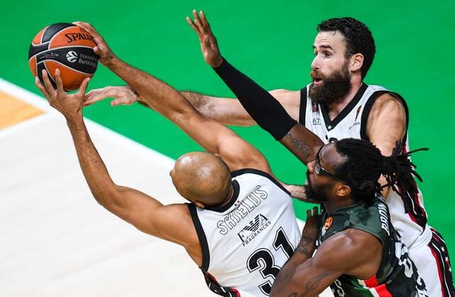 Basketball, Euroleague, UNICS Kazan - AX Armani Exchange Olimpia Mailand Russia Basketball Euroleague UNICS - Olimpia 6697910 17.11.2021 Olimpia?s Shavon Shields and UNICS? John Brown struggle for the ball during the Euroleague basketball match between UNICS Kazan and Olimpia Milan, in Kazan, Russia s Republic of Tatarstan. Maksim Bogodvid Sputnik Kazan Republic of Tatarstan Russia  Copyright: xMaksimxBogodvidx