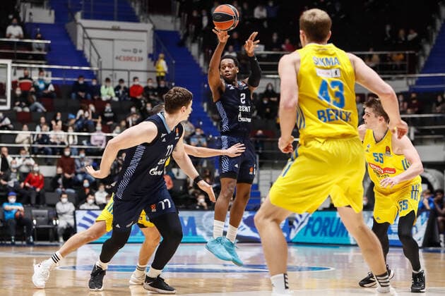 Basketball, EuroLeague, Zenit St. Petersburg - ALBA Berlin Zenit St Petersburg V ALBA Berlin - Turkish Airlines EuroLeague Jordan Loyd 2 of Zenit passes the ball during the EuroLeague Basketball match between Zenit St. Petersburg and ALBA Berlin on November 17, 2021 at Sibur Arena in Saint Petersburg, Russia. Saint Petersburg Russia  Copyright: xMikexKireevx kireev-notitle211117_npBjY