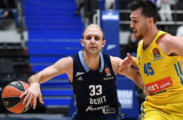 Basketball, EuroLeague, Zenit St. Petersburg - ALBA Berlin Russia Basketball Euroleague Zenit - Alba 6697931 17.11.2021 Zenit?s Conner Frankamp, left, and Alba s Tamir Blatt struggle for a ball during the Euroleague basketball match between Zenit St. Petersburg and Alba Berlin, in St. Petersburg, Russia. Alexander Galperin Sputnik St. Petersburg Russia  Copyright: xAlexanderxGalperinx