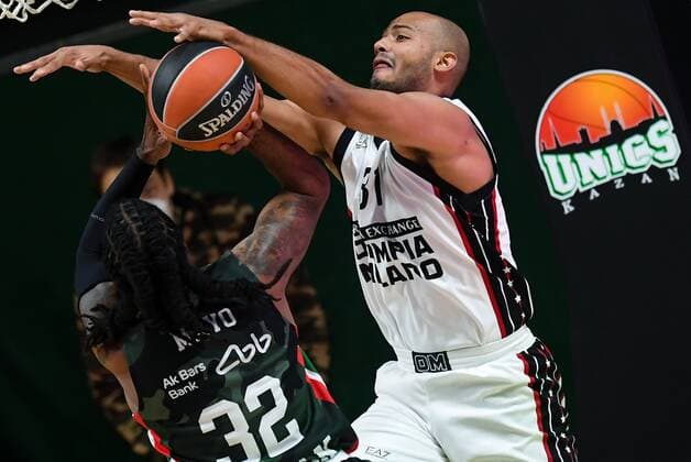 Russia Basketball Euroleague UNICS - Olimpia 6697918 17.11.2021 UNICS? Ovinton J Anthony Mayo and Olimpia?s Shavon Shields struggle for the ball during the Euroleague basketball match between UNICS Kazan and Olimpia Milan, in Kazan, Russia s Republic of Tatarstan. Maksim Bogodvid Sputnik Kazan Republic of Tatarstan Russia  Copyright: xMaksimxBogodvidx