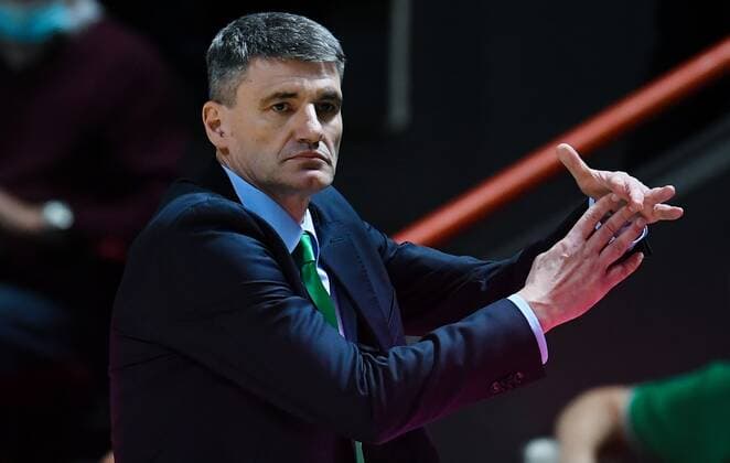 Russia Basketball Euroleague UNICS - Olimpia 6697926 17.11.2021 UNICS? head coach Velimir Perasovic attends the Euroleague basketball match between UNICS Kazan and Olimpia Milan, in Kazan, Russia s Republic of Tatarstan. Maksim Bogodvid Sputnik Kazan Republic of Tatarstan Russia  Copyright: xMaksimxBogodvidx