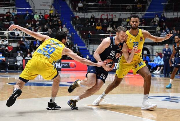 Basketball, EuroLeague, Zenit St. Petersburg - ALBA Berlin Russia Basketball Euroleague Zenit - Alba 6697983 17.11.2021 Zenit s Andrey Zubkov, in center, Alba s Yovel Zoosman, left, and Alba s Johannes Thiemann struggle for a ball during the Euroleague basketball match between Zenit St. Petersburg and Alba Berlin, in St. Petersburg, Russia. Alexander Galperin Sputnik St. Petersburg Russia  Copyright: xAlexanderxGalperinx