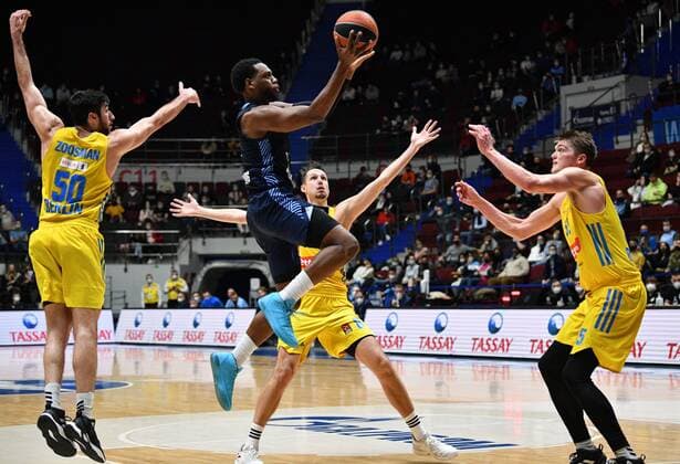 Basketball, EuroLeague, Zenit St. Petersburg - ALBA Berlin Russia Basketball Euroleague Zenit - Alba 6697962 17.11.2021 Zenit s Jordan Loyd controls a ball during the Euroleague basketball match between Zenit St. Petersburg and Alba Berlin, in St. Petersburg, Russia. Alba s Yovel Zoosman, left, and Alba s Ben Lammers, right. Alexander Galperin Sputnik St. Petersburg Russia  Copyright: xAlexanderxGalperinx