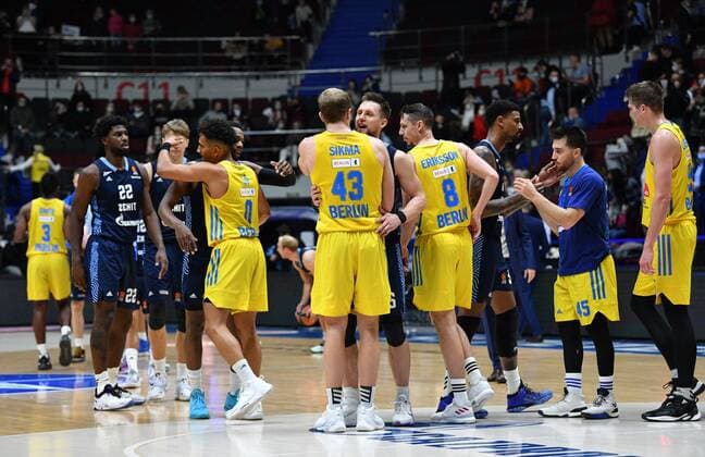 Basketball, EuroLeague, Zenit St. Petersburg - ALBA Berlin Russia Basketball Euroleague Zenit - Alba 6697970 17.11.2021 Zenit s and Alba s players hug after the Euroleague basketball match between Zenit St. Petersburg and Alba Berlin, in St. Petersburg, Russia. Alexander Galperin Sputnik St. Petersburg Russia  Copyright: xAlexanderxGalperinx