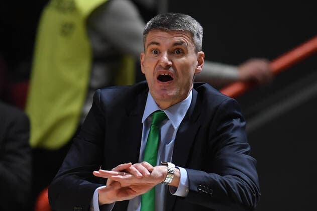 Russia Basketball Euroleague UNICS - Olimpia 6697937 17.11.2021 UNICS? head coach Velimir Perasovic reacts during the Euroleague basketball match between UNICS Kazan and Olimpia Milan, in Kazan, Russia s Republic of Tatarstan. Maksim Bogodvid Sputnik Kazan Republic of Tatarstan Russia  Copyright: xMaksimxBogodvidx